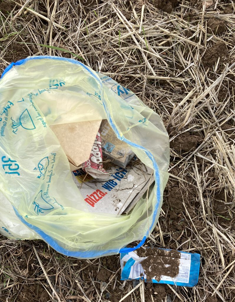 Müll gelangen in den Boden und Nahrungskreislauf